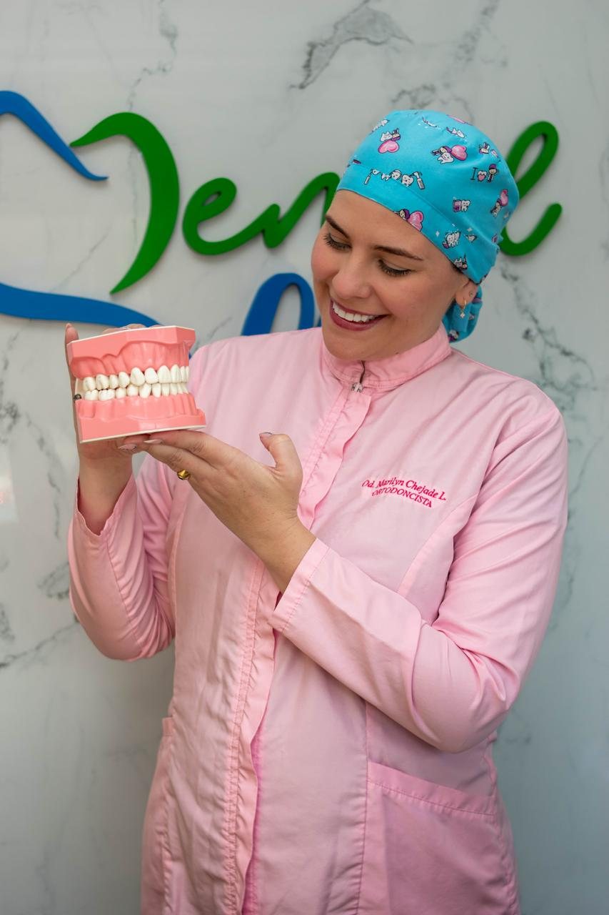 Od. Marilyn Chejade L. explicando con un modelo dental
